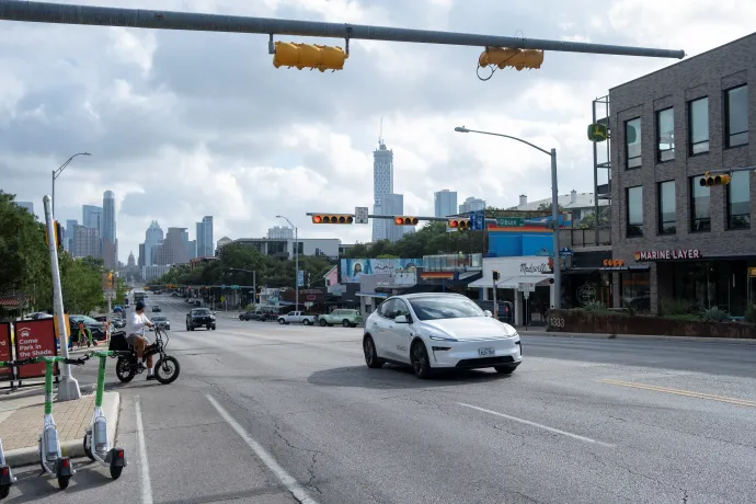 Tesla robotaxi halad az utcán az amerikai Austinban 2025. június 22-én – Fotó: Joel Angel Juarez / Reuters