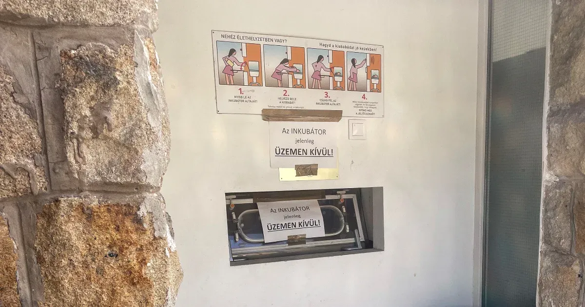 A4-es papírral jelzi a János kórház, hogy elromlott a babamentő inkubátora