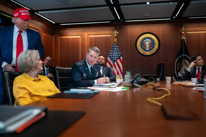 A Fehér Ház által közreadott képen Donald Trump amerikai elnök, mellette kabinetfőnöke, Susie Wiles és Dan Cain tábornok, az amerikai vezérkari főnökök tanácsának elnöke, hátul J. D. Vance alelnök és Marco Rubio külügyminiszter a washingtoni Fehér Házban, a Situation Roomban 2025. június 21-én – Fotó: Daniel Torok / The White House / Getty Images / AFP