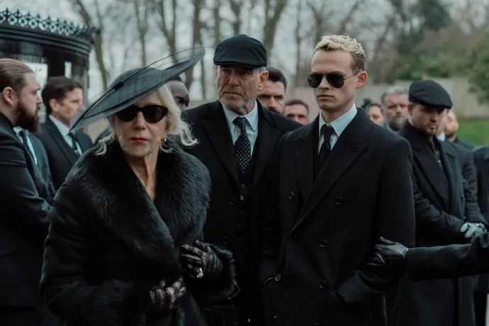 Helen Mirren, Pierce Brosnan és Anson Boon – Fotó: Luke Varley / Paramount+