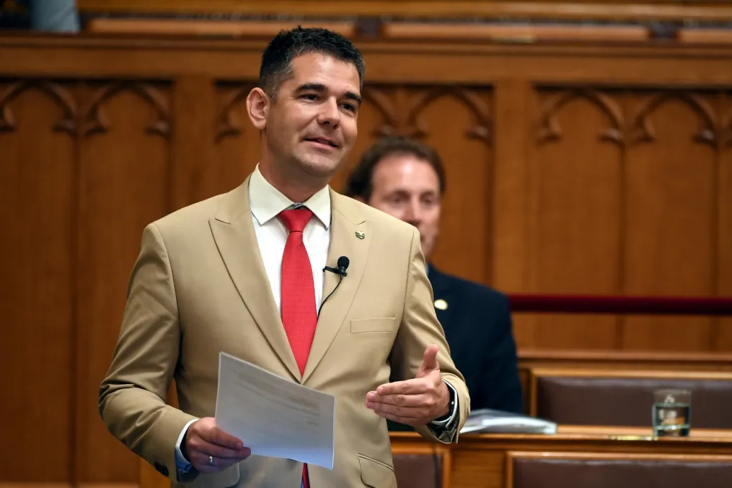 Lánya ballagását cigányviccel ünnepelte Novák Előd – Forrás: Telex.hu
