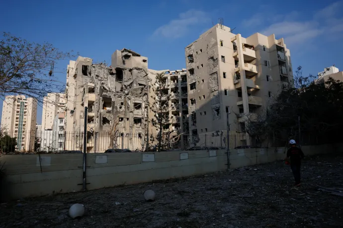 Találatot kapott épület az izraeli Beér-Seva városában 2025. június 24-én – Fotó: Amir Cohen / Reuters