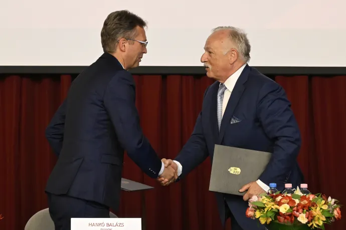 Hankó Balázs kultúráért és innovációért felelős miniszter (b) és Hernádi Zsolt, a MOL-csoport elnök-vezérigazgatója (j) kezet fog, miután aláírták a Mol-csoport és a Budapesti Műszaki és Gazdaságtudományi Egyetem (BME) közötti fenntartói szerződést 2025. június 23-án. A jövőben a Mol-csoport stratégiai befektetőként vesz részt a BME fenntartásában – Fotó: Lakatos Péter / MTI