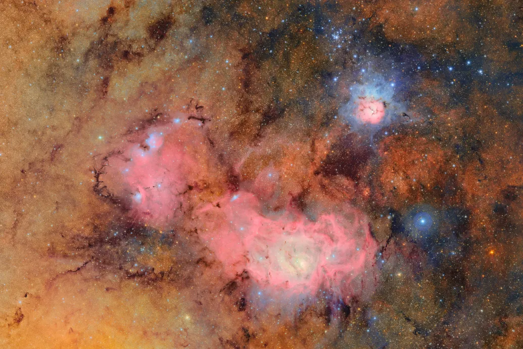 Összeolvadó galaxisok, színes porfelhők és több mint kétezer új aszteroida: megjöttek a képek a világ legnagyobb kamerájától