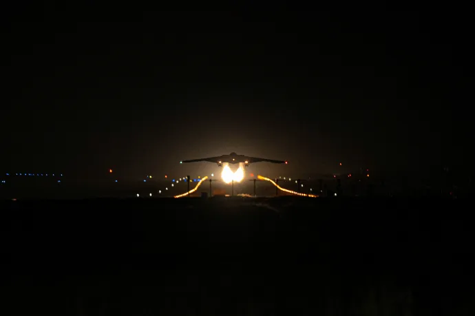 Az amerikai légierő B-2 Spirit lopakodó bombázója felszáll az Irán nukleáris létesítményei elleni amerikai támadás, a Midnight Hammer hadművelet során a Whiteman légibázison – Fotó: U.S. Air Force / Reuters