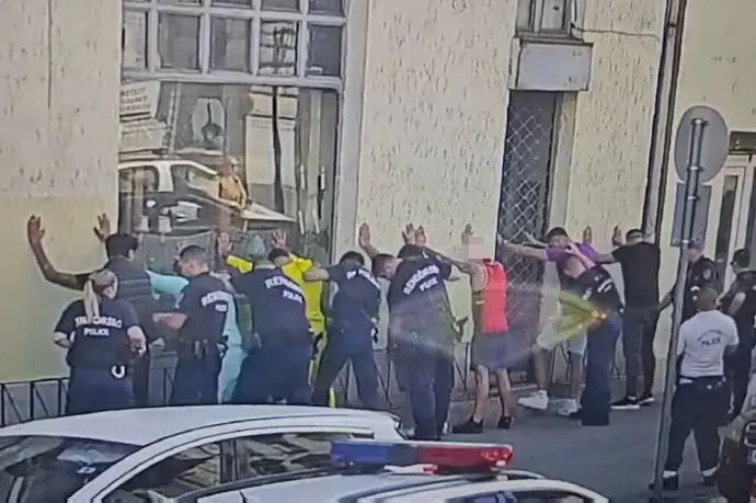 Egyszerre hét emberrel szemben intézkedett egy rendőr egy budapesti tömegverekedésnél