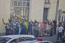 Egyszerre hét emberrel szemben intézkedett egy rendőr egy budapesti tömegverekedésnél