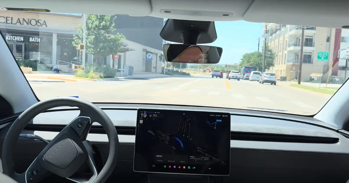 A videók alapján elég veszélyesen vezet a Tesla robotaxija
