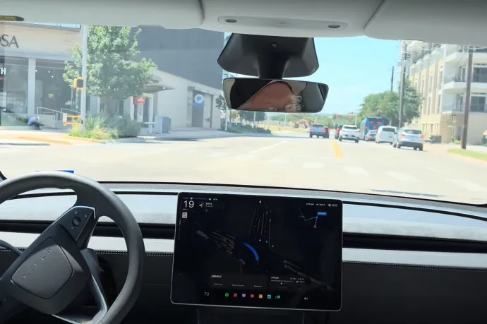 A videók alapján elég veszélyesen vezet a Tesla robotaxija