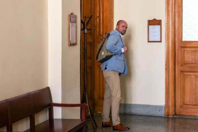 Pálvölgyi Ákos, a Szuverenitásvédelmi Hivatal igazgatója a tárgyalás szünetében – Fotó: Melegh Noémi Napsugár / Telex