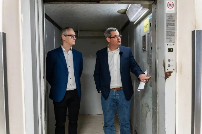 Takács Péter egészségügyi államtitkár idén áprilisban megtekinti a szolnoki Hetényi Géza Kórház liftjét. Forrás: Takács Péter Facebook oldala.
