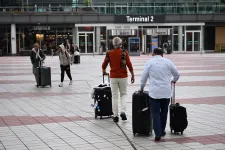 EP-képviselők betiltanák a fapados repülőtársaságok kézipoggyász-díjait
