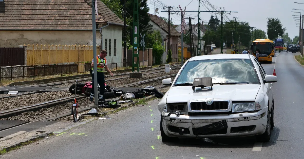 Két másodperc alatt két rossz döntést hozott a Haraszti úton a motoros, de az őt halálra gázoló autós is áldozat