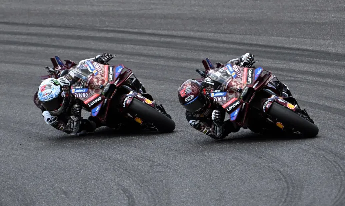 Francesco Bagnaia (b) és Marc Márquez (j) a MotoGP 2025-ös Olasz Nagydíján Mugellóban, 2025. június 22-én – Fotó: Jennifer Lorenzini / Reuters