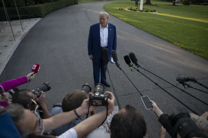 Donald Trump válaszol a sajtó kérdéseire mielőtt Hágába indulna – Fotó: Celal Gunes / Anadolu /AFP