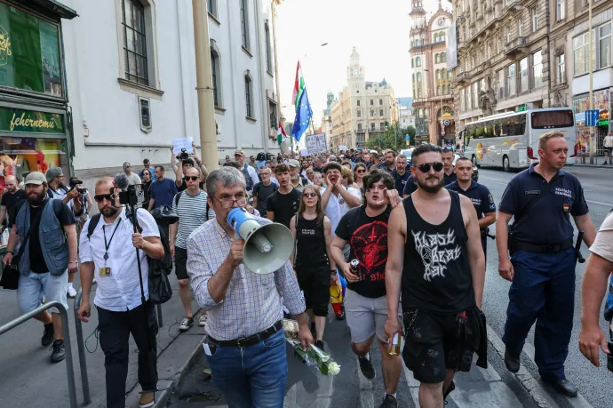 Ismét tüntetett Hadházy Ákos Budapest belvárosában