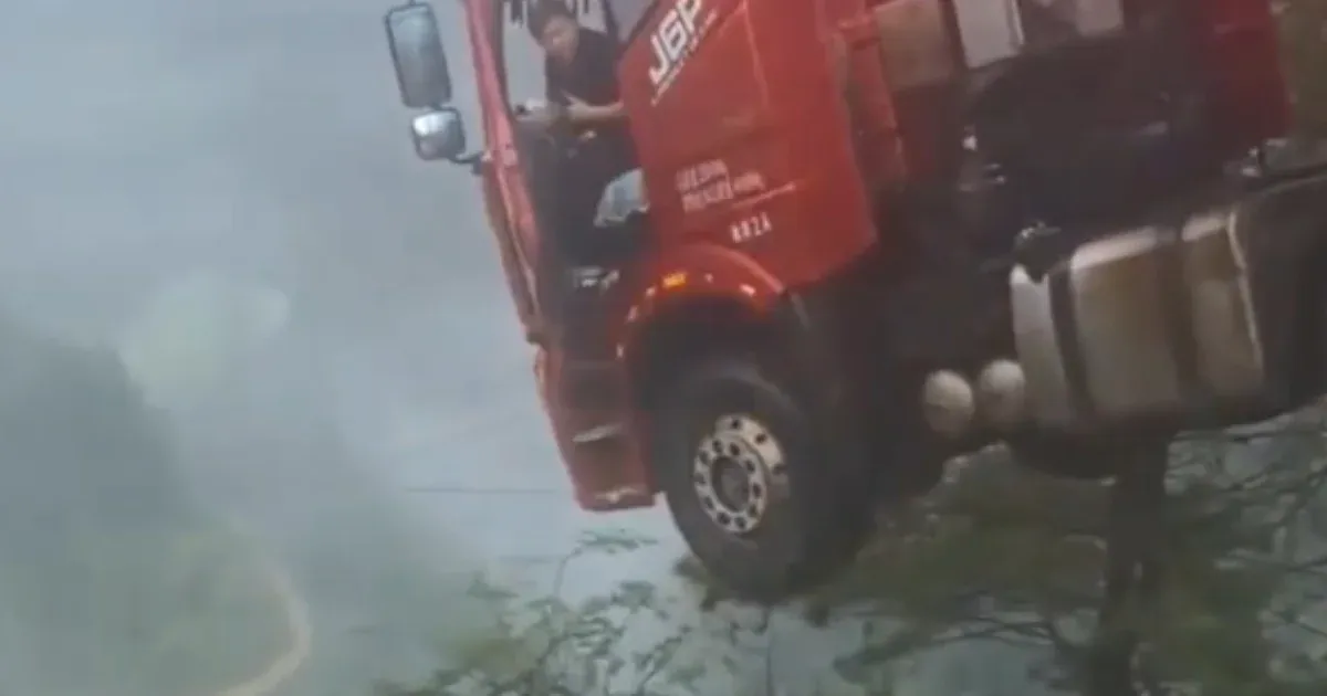 A sofőrrel együtt lógott a fülke a levegőben, miután egy összeomló hídra futott fel egy kamion Kínában