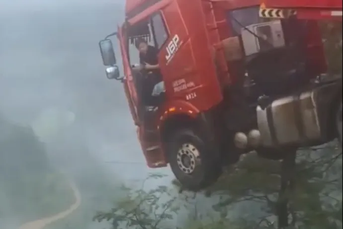 A sofőrrel együtt lógott a fülke a levegőben, miután egy összeomló hídra futott fel egy kamion Kínában