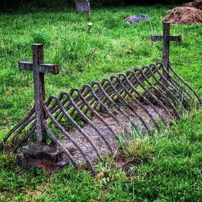 Vasráccsal védett sír (mortsafe) az angliai Wiltshire-ben – Fotó: Wikipedia