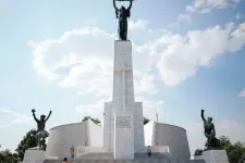 Bár nem járultak hozzá az alkotó örökösei, ott lesz a hatalmas fehér kereszt a Szabadság-szobor talapzatán