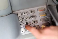 Horror díjakba futhatunk külföldi pénzfelvételkor, de ha odafigyelünk, nulla is lehet a költség