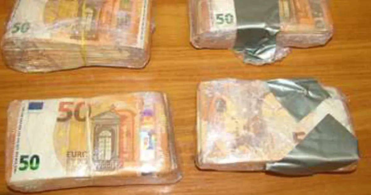 Dupla falú bőröndben csempészett kokaint, LSD-t és készpénzt egy mexikói férfi, vádat emeltek ellene