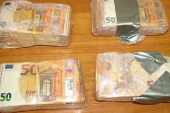 Dupla falú bőröndben csempészett kokaint, LSD-t és készpénzt egy mexikói férfi, vádat emeltek ellene