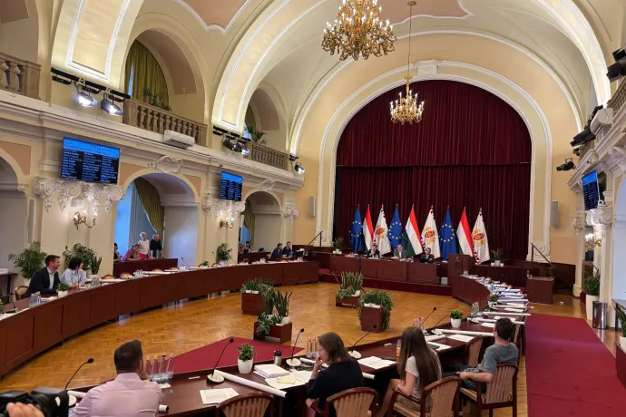 „Eljutottunk a mélybe” – elmaradt a Fővárosi Közgyűlés, mert a Fidesz és a Tisza Párt sem vett részt rajta
