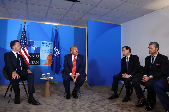 Donald Trump amerikai elnök Mark Rutte NATO-főtitkár, Pete Hegseth amerikai védelmi miniszter és Marco Rubio amerikai külügyminiszter mellett beszél a NATO-csúcstalálkozón Hágában 2025. június 25-én – Fotó: Piroschka Van De Wouw / Reuters