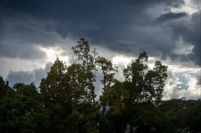Egymás után adják ki a figyelmeztetéseket hőség és viharok miatt