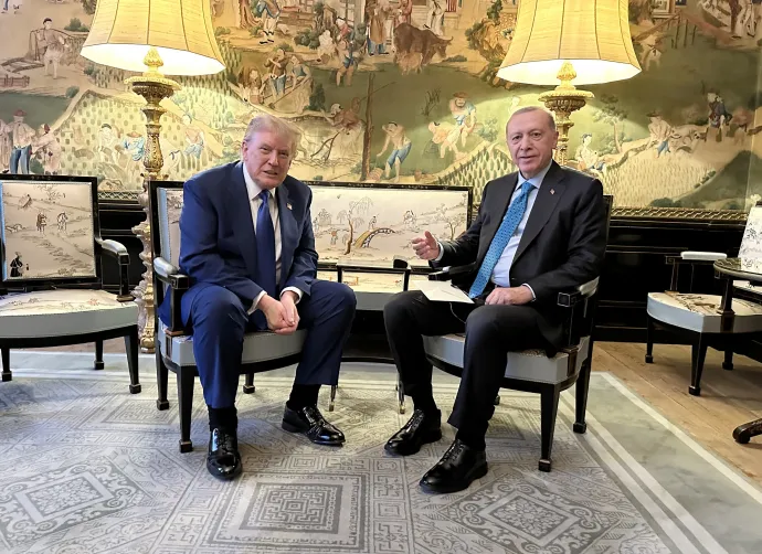 Tayyip Erdogan török elnök találkozik Donald Trump amerikai elnökkel a NATO-csúcstalálkozó keretein belül a hollandiai Hágában 2025. június 24-én – Fotó: Turkish Presidential Press Office / Reuters