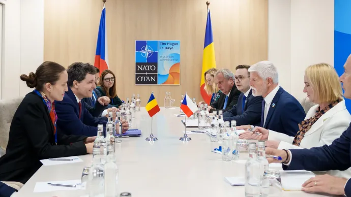 Kézfogás a török elnökkel és tárgyalások a cseh delegációval – Fotók: Presidency.ro