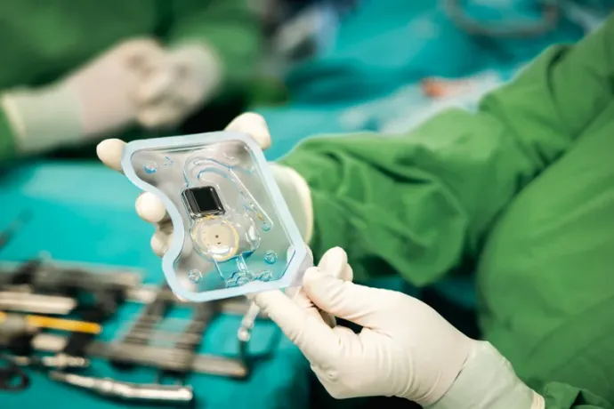 A legújabb cochleáris implantátum, ami új korszakot nyit a hallásjavításban – Fotó: Sahin-Tóth István / SZTE