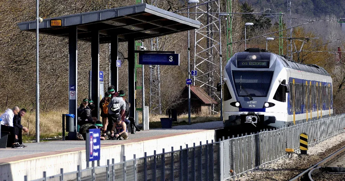 Megadta magát a biztosítóberendezés, több helyen pótlóbuszok jártak a Budapest-Hegyeshalom vonalon