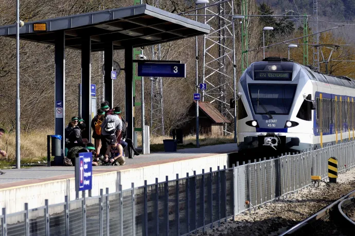 Megadta magát a biztosítóberendezés, több helyen pótlóbuszok jártak a Budapest-Hegyeshalom vonalon