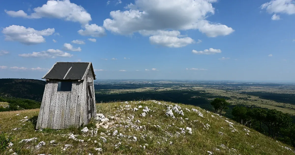 Ki gondolná, hogy ez a bakonyi tető életveszélyes? Pedig hivatalosan az, és mi is későn tudtuk meg