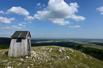 Ki gondolná, hogy ez a bakonyi tető életveszélyes? Pedig hivatalosan az, és mi is későn tudtuk meg