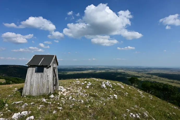 Ki gondolná, hogy ez a bakonyi tető életveszélyes? Pedig hivatalosan az, és mi is későn tudtuk meg