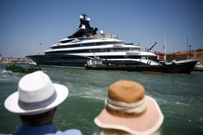 Turisták figyelik a Velencébe érkező Kismet szuperjachtot, ami a Jeff Bezos esküvőjére érkező vendégeket hozta – Fotó: Guglielmo Mangiapane / Reuters