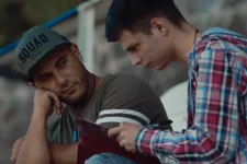 Kitagadták őket, elköltöztek, aztán újra szembe kellett nézniük a melegellenes közeggel