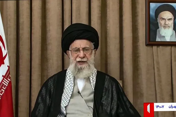 Az IRIB iráni állami televízió által 2025. június 26-án sugárzott felvételen Ali Hamenei ajatollah, Irán legfőbb vezetője szól az iráni nemzethez – Fotó: IRIB / AFP