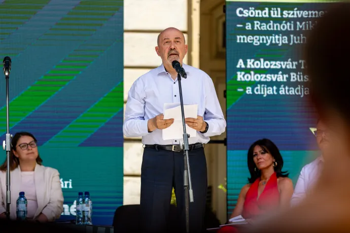 Markó Béla olvassa fel szövegét, a háttérben Oláh Emese alpolgármester és Juhász Anna – Fotók: Tamás Zsófia / Transtelex