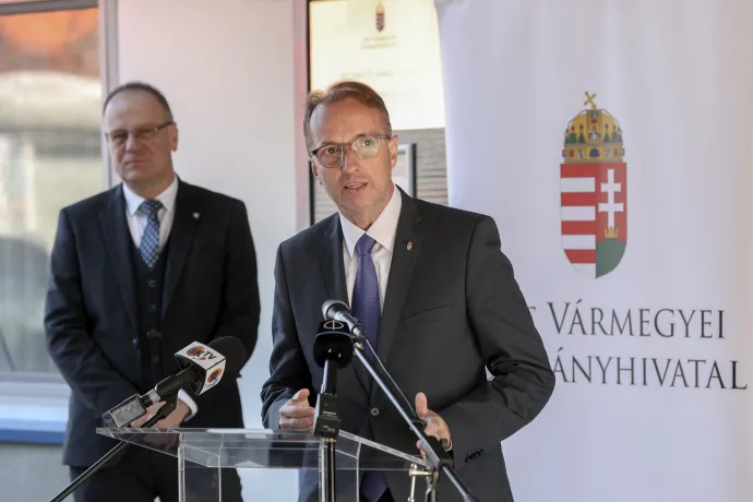 Tarnai Richárd, Pest vármegye főispánja beszédet mond a Budaörsi Kormányablak gépjármű-ügyintézési pont átadási ünnepségén, 2025. március 18-án, mögötte Navracsics Tibor közigazgatási és területfejlesztési miniszter – Fotó: Kocsis Zoltán / MTI