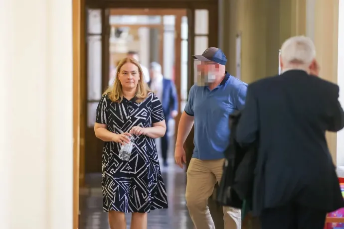 Jeney Orsolya a Fővárosi Törvényszék folyosóján 2025. június 26-án – Fotó: Melegh Noémi Napsugár / Telex