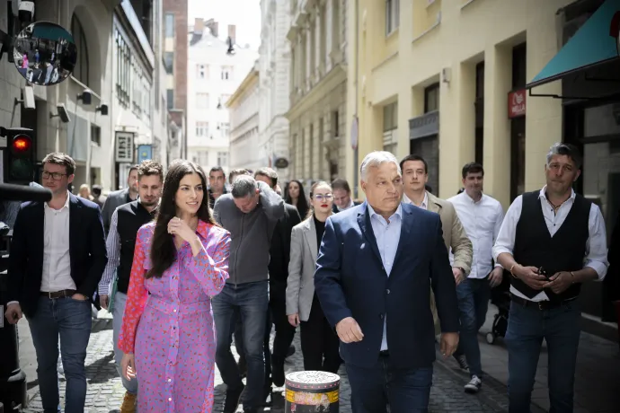 Szentkirályi Alexandra főpolgármester-jelölt Orbán Viktor kormányfő, a Fidesz elnöke, Szentgyörgyvölgyi Péter, az V. kerület fideszes polgármestere, valamint belvárosi fideszesek társaságában budapesti kampánykörútján, az V. kerületben, 2024. április 27-én – Fotó: Benko Vivien Cher / Miniszterelnöki Sajtóiroda / MTI