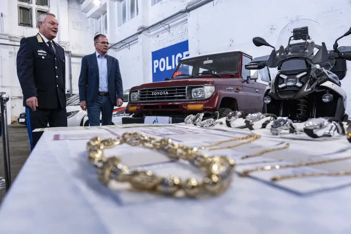 A lefoglalt nagyértékű órákat, ékszereket és gépjárműveket nézi Töreki Sándor, bűnügyi országos rendőrfőkapitány-helyettes (b) és Horváth László, a kábítószer-kereskedelem felszámolásáért felelős kormánybiztos a kábítószerrel kapcsolatos bűncselekmények megelőzésére és felderítésére összpontosító DELTA Program első három hónapjának eredményeiről tartott sajtótájékoztatón a BRFK objektumában 2025. június 1-jén – Fotó: Szigetváry Zsolt / MTI