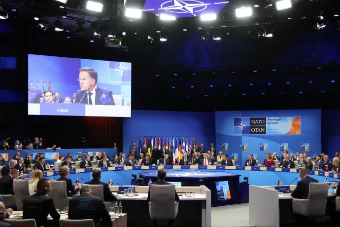 Trumpra szabták a NATO csúcsát, a főtitkár még apucinak is nevezte, Oroszországról meg szó se volt