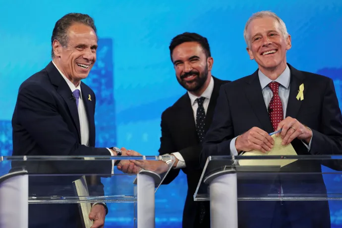 Cuomo és Mamdani kezet ráznak a demokrata polgármesterjelöltek vitáján 2025. június 4-én – Fotó: Yuki Iwamura / Pool / Reuters