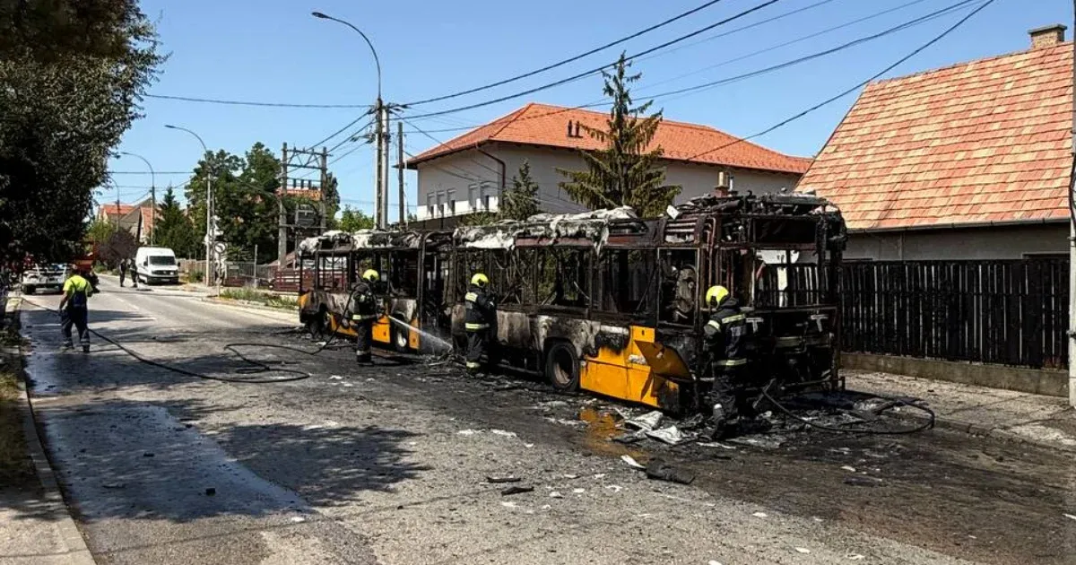 Videón, ahogy teljes terjedelmében égett egy busz Fóton