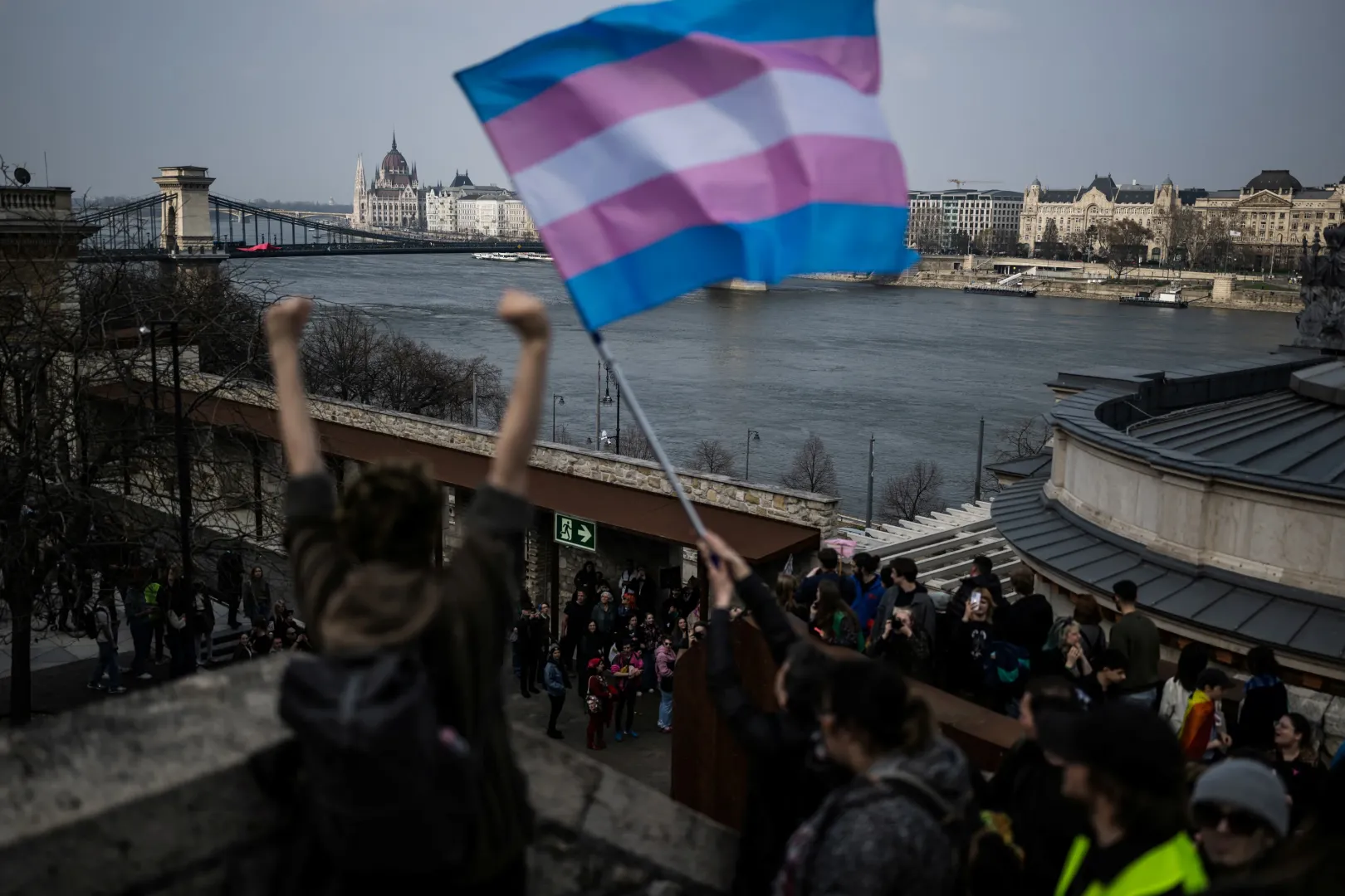 Transznemű zászló egy felvonuláson március 30-án, miután a magyar parlament elfogadta a Pride megtiltását célzó törvényt – Fotó: Mónus Márton / Reuters